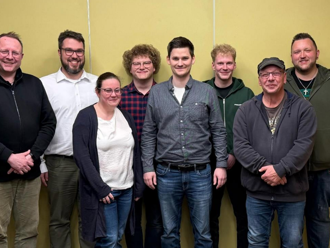 Auf dem Bild (von links nach rechts): Bezirkspräses Lars Lindemann, stellv. Bezirksjungschützenmeister Marcel Funke, Bezirksfahnenschwenkermeisterin Melanie Bovie, Bezirksjungschützengeschäftsführer Linus Wolny, Bezirksjungschützenmeister Sebastian Janßen, Bezirksjungschützenschatzmeister Felix Meckl, stellv. Bezirksfahnenschwenkermeister Reiner Loschelder, Bezirksjungschützenbeisitzer Christian Brunner) es fehlt; Noah Elbers, Bezirksjungschützenbeisitzer