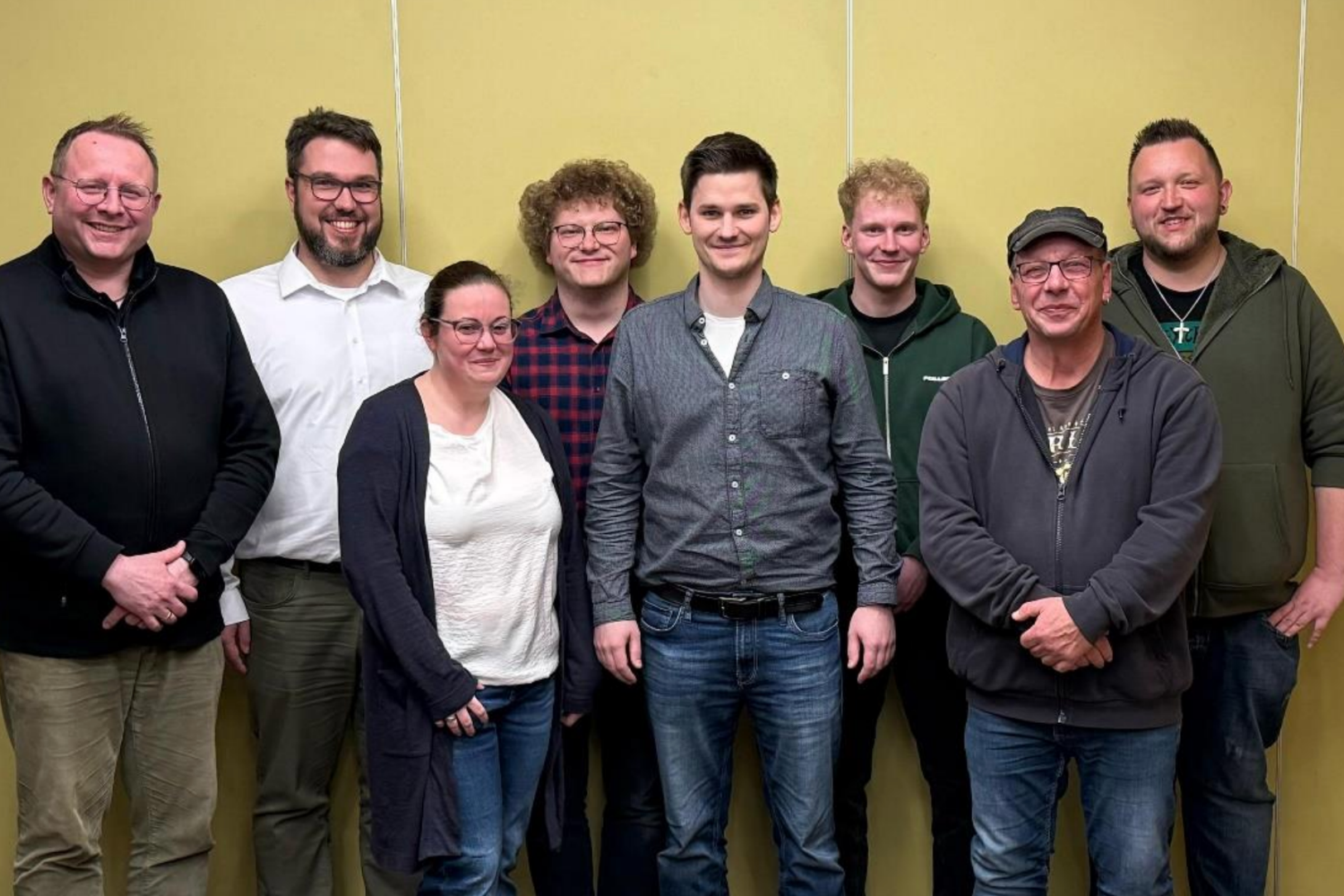 Auf dem Bild (von links nach rechts): Bezirkspräses Lars Lindemann, stellv. Bezirksjungschützenmeister Marcel Funke, Bezirksfahnenschwenkermeisterin Melanie Bovie, Bezirksjungschützengeschäftsführer Linus Wolny, Bezirksjungschützenmeister Sebastian Janßen, Bezirksjungschützenschatzmeister Felix Meckl, stellv. Bezirksfahnenschwenkermeister Reiner Loschelder, Bezirksjungschützenbeisitzer Christian Brunner) es fehlt; Noah Elbers, Bezirksjungschützenbeisitzer