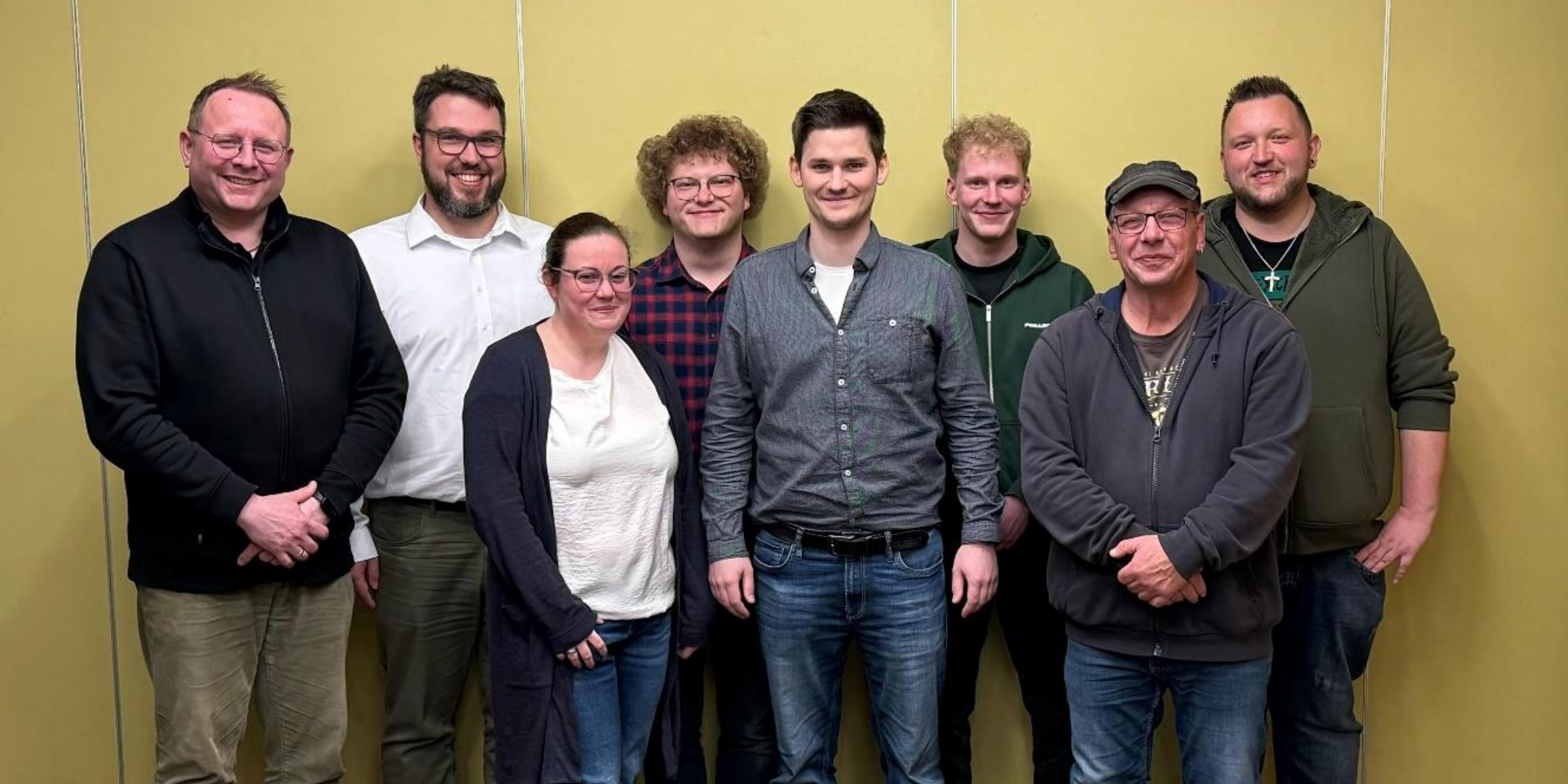 Auf dem Bild (von links nach rechts): Bezirkspräses Lars Lindemann, stellv. Bezirksjungschützenmeister Marcel Funke, Bezirksfahnenschwenkermeisterin Melanie Bovie, Bezirksjungschützengeschäftsführer Linus Wolny, Bezirksjungschützenmeister Sebastian Janßen, Bezirksjungschützenschatzmeister Felix Meckl, stellv. Bezirksfahnenschwenkermeister Reiner Loschelder, Bezirksjungschützenbeisitzer Christian Brunner) es fehlt; Noah Elbers, Bezirksjungschützenbeisitzer