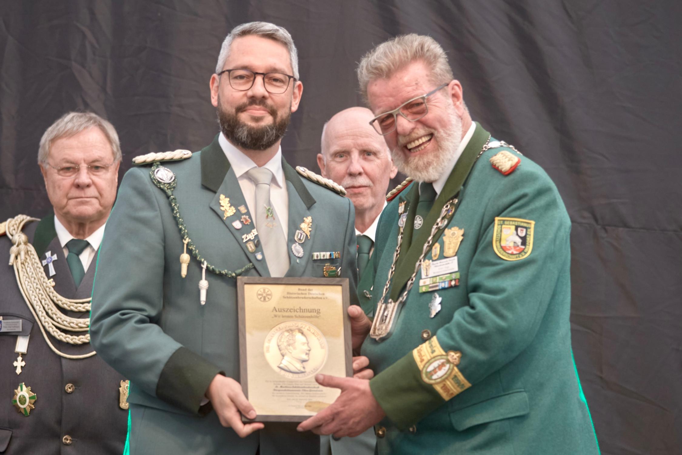 Bundesschützenmeister Emil Vogt sowie Eltens stellvertretender Brudermeister René Bolk