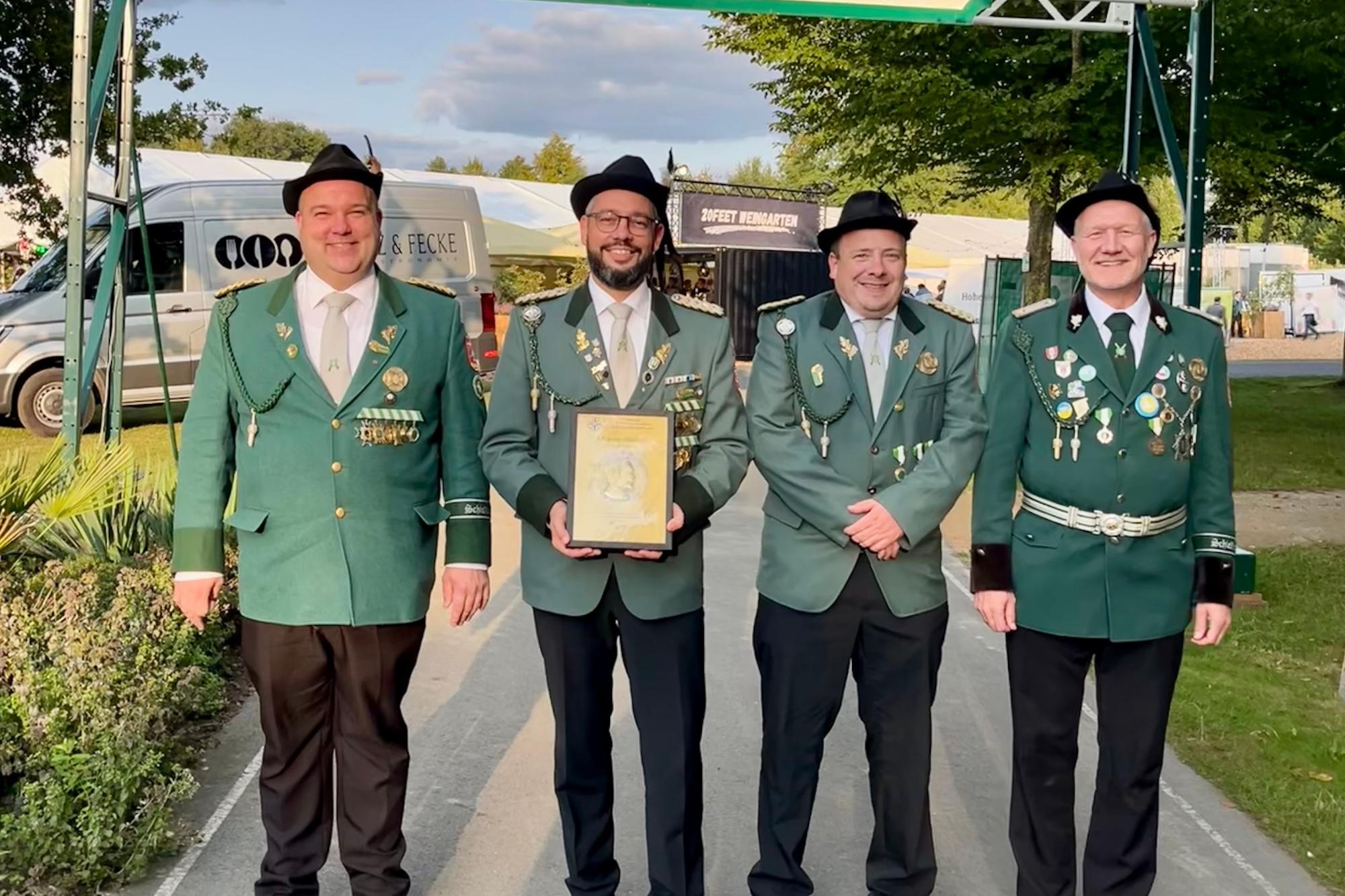 stellv. Jungschützenmeister Danny Vels, stellv. Brudermeister René Bolk, Jungschützenmeister Marco Braun sowie Oberleutnant Andre Berkau, ein Helfer erster Stunde