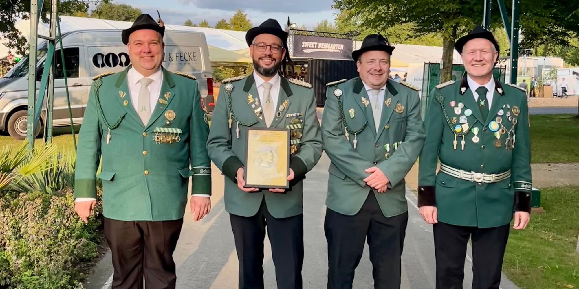 stellv. Jungschützenmeister Danny Vels, stellv. Brudermeister René Bolk, Jungschützenmeister Marco Braun sowie Oberleutnant Andre Berkau, ein Helfer erster Stunde