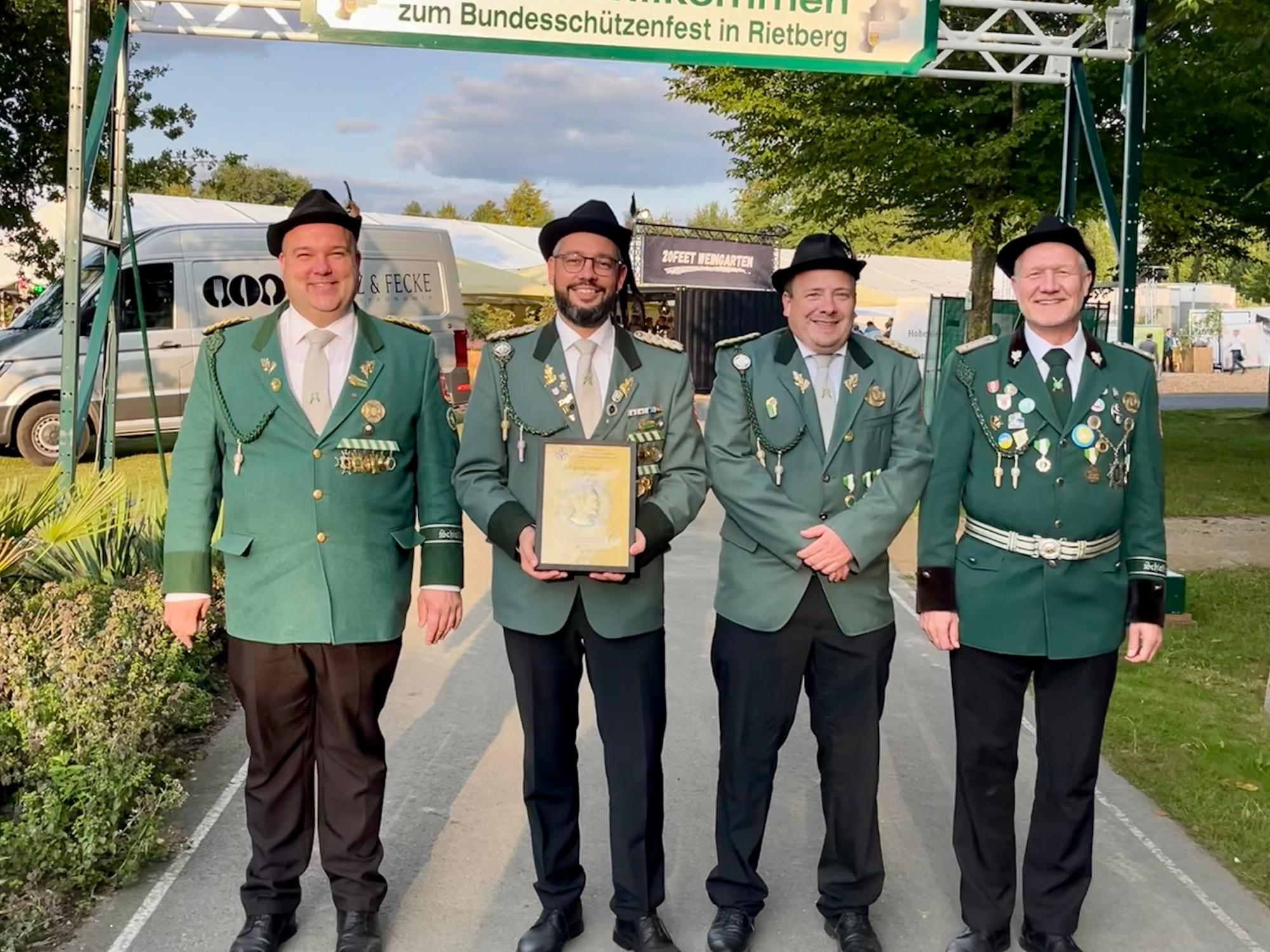 stellv. Jungschützenmeister Danny Vels, stellv. Brudermeister René Bolk, Jungschützenmeister Marco Braun sowie Oberleutnant Andre Berkau, ein Helfer erster Stunde