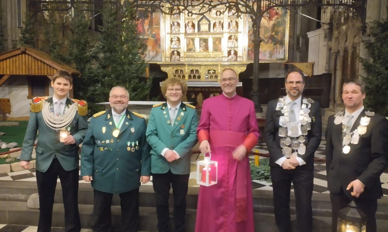 v.l.n.r. Bezirksjungschützenmeister Moers Sebastian Janßen, Diözesanjungschützenpräses Theo van Doornick,  Bezirksjungschützengeschäftsführer Moers Linus Wolny, Weihbischof Rolf Lohmann,  Schützenbrüder der St. Kosmas & Damian Schützenbruderschaft Hülm-Helsum