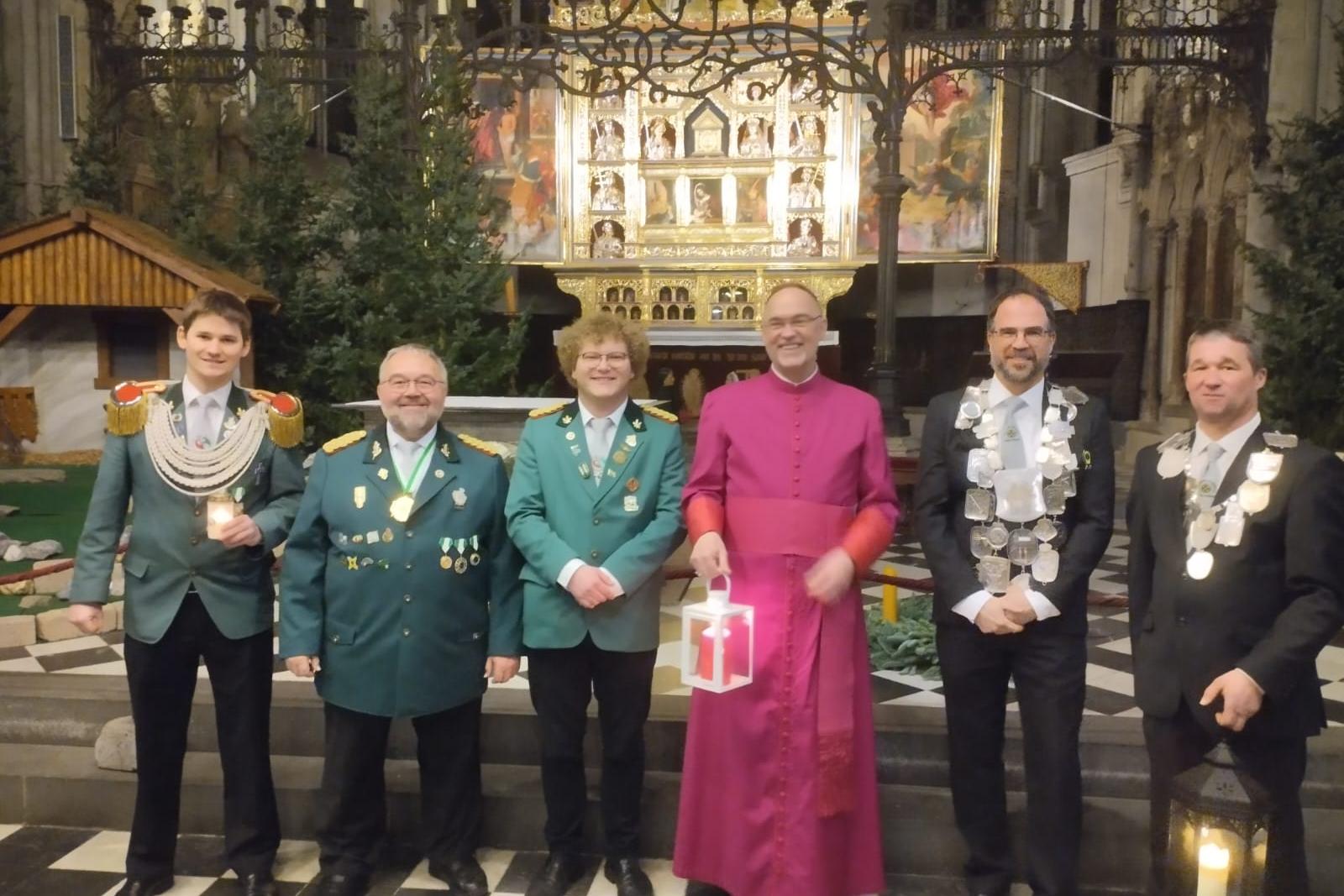 v.l.n.r. Bezirksjungschützenmeister Moers Sebastian Janßen, Diözesanjungschützenpräses Theo van Doornick,  Bezirksjungschützengeschäftsführer Moers Linus Wolny, Weihbischof Rolf Lohmann,  Schützenbrüder der St. Kosmas & Damian Schützenbruderschaft Hülm-Helsum